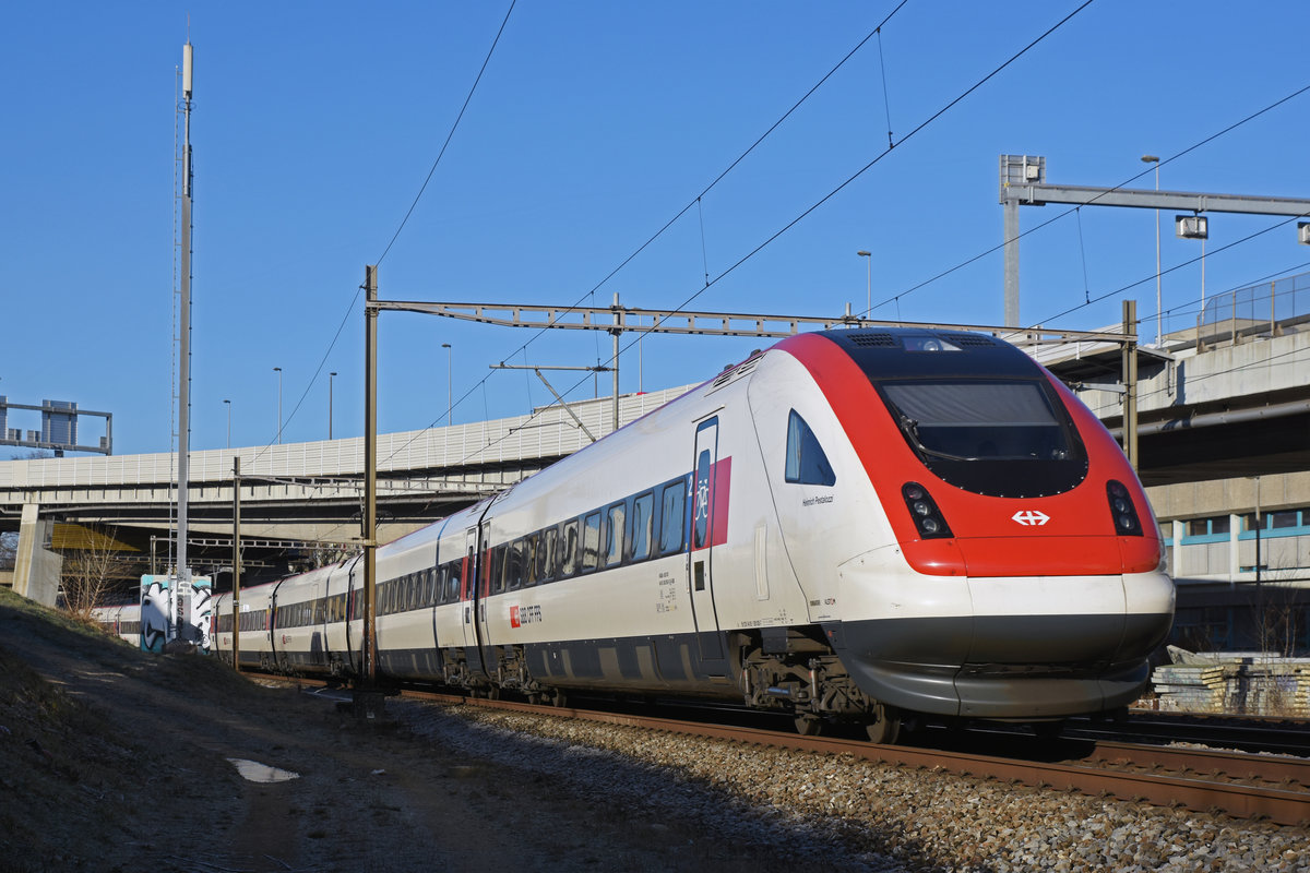 ICN 500 005  Heinrich Pestalozzi  fährt Richtung Bahnhof SBB. Die Aufnahme stammt vom 03.01.2019.