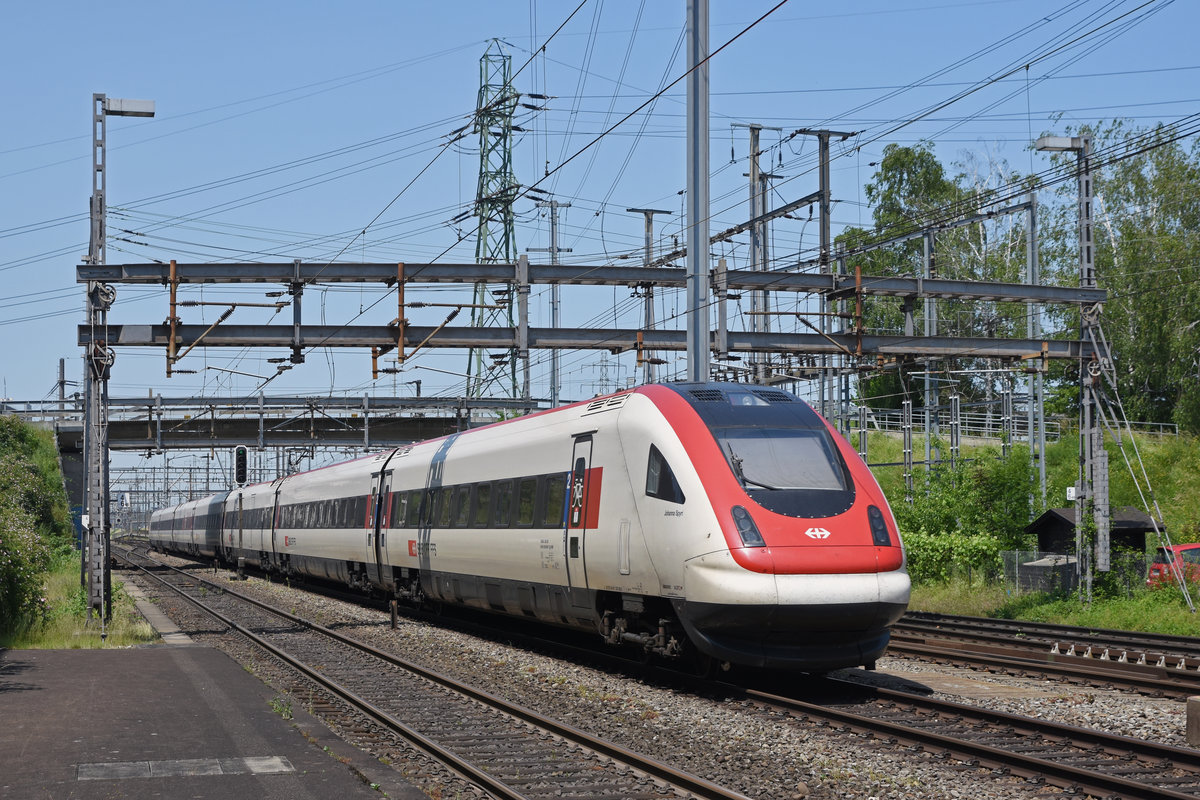 ICN 500 006  Johanna Spyri  durchfährt den Bahnhof Muttenz. Die Aufnahme stammt vom 04.06.2019.