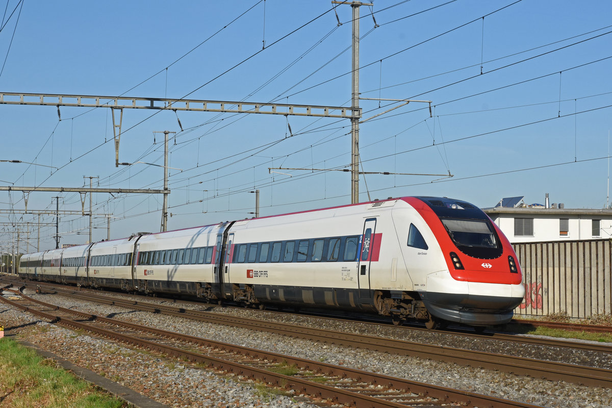 ICN 500 007  Albert Einstein  fährt beim Bahnhof Rheinfelden ein. Die Aufnahme stammt vom 11.09.2018.