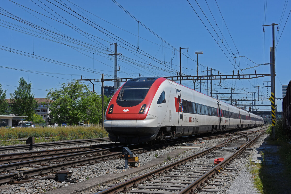 ICN 500 007  Albert Einstein  durchfährt den Bahnhof Pratteln. Die Aufnahme stammt vom 11.06.2022.