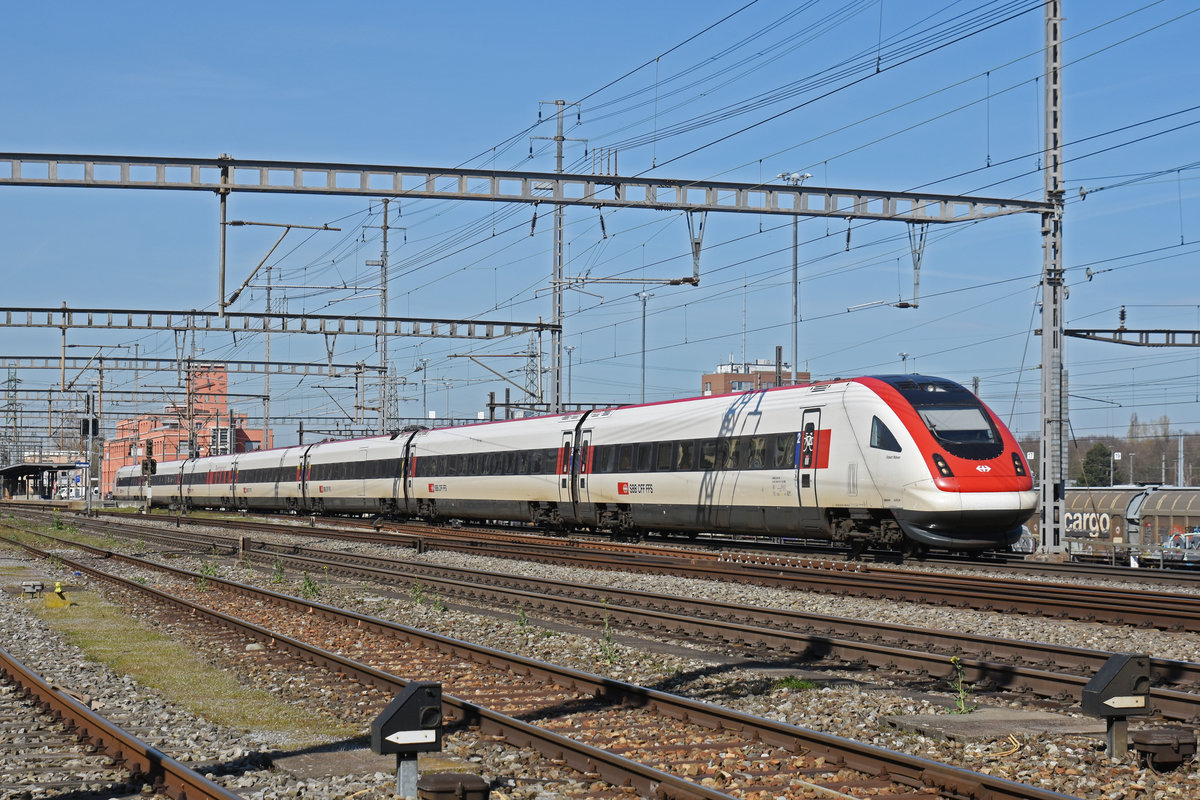 ICN 500 010  Robert Walser  durchfährt den Bahnhof Muttenz. Die Aufnahme stammt vom 16.03.2020.