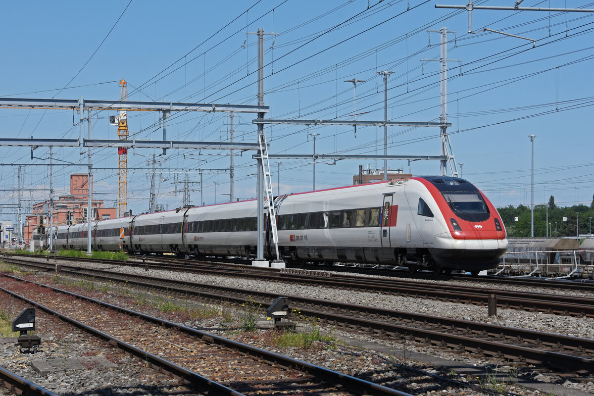 ICN 500 011  Blaise Cendrars  durchfährt am 30.05.2022 den Bahnhof Muttenz.