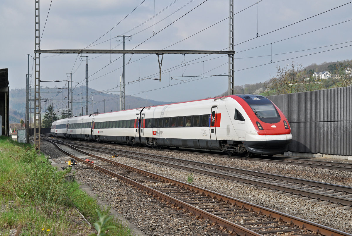 ICN 500 013  Denis de Rougemont  durchfährt den Bahnhof Gelterkinden. Die Aufnahme stammt vom 06.04.2017.