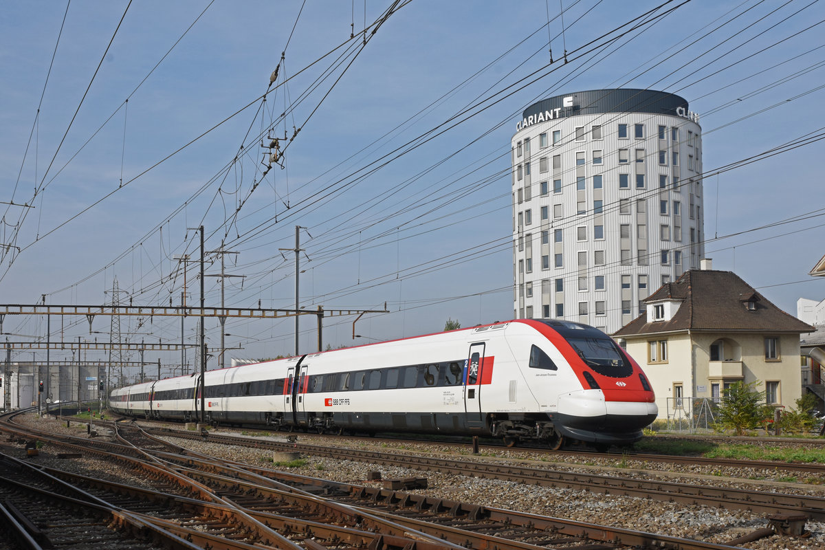 ICN 500 015  Jean Jacques Rousseau  durchfährt den Bahnhof Pratteln. Die Aufnahme stammt vom 18.10.2018.
