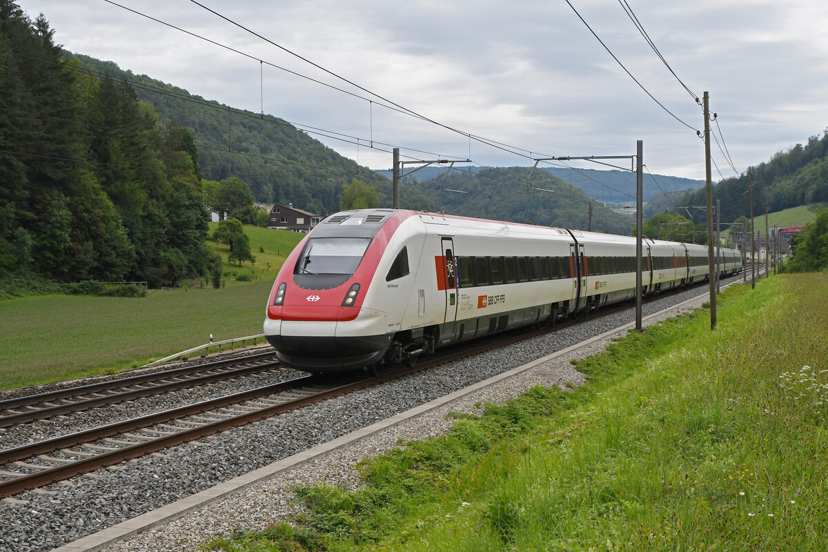 ICN 500 017  Willi Ritschard  fährt am 27.07.2023 Richtung Bahnhof Gelterkinden.