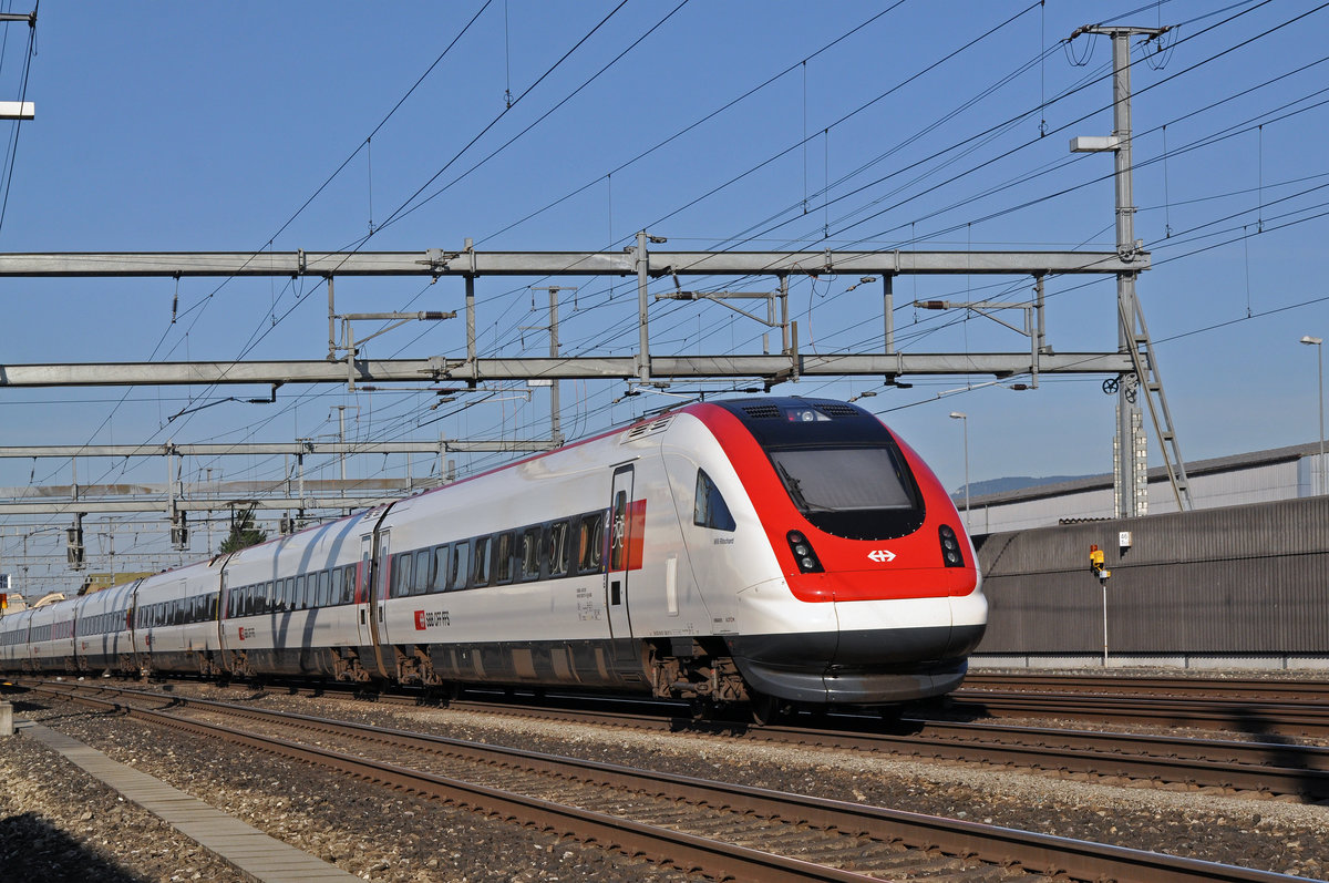 ICN 500 017  Willi Ritschart , durchfährt den Bahnhof Rothrist. Die Aufnahme stammt vom 11.08.2016.