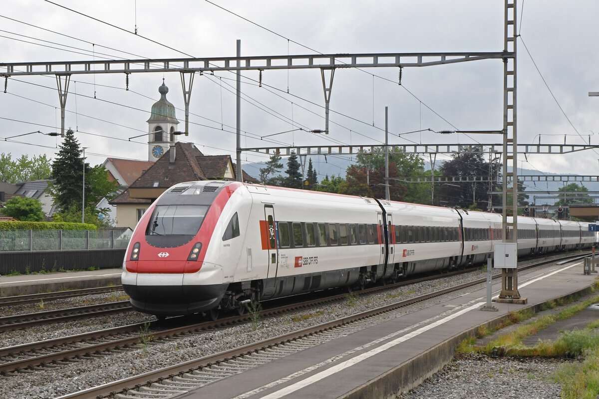 ICN 500 018  Adolf Wölfli  durchfährt am 12.05.2023 den Bahnhof Rupperswil.
