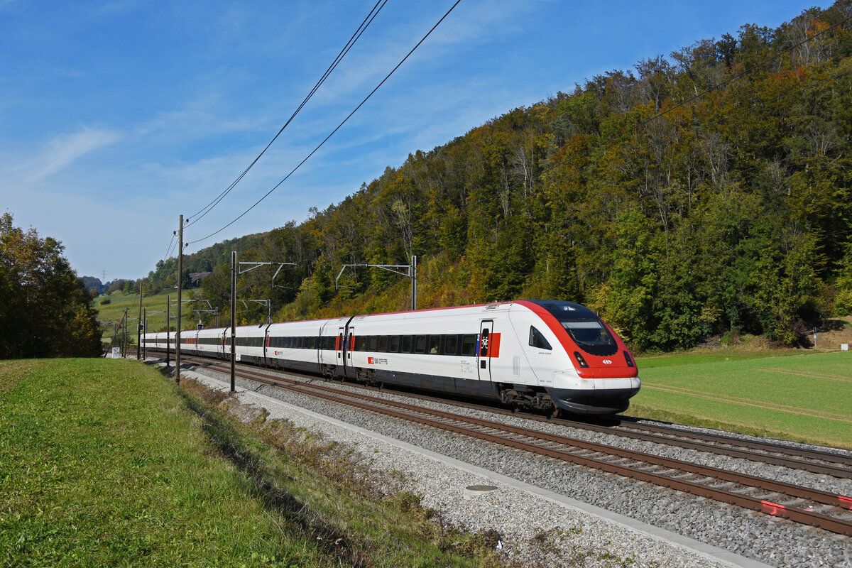 ICN 500 021  Jeremias Gotthelf  fährt Richtung Bahnhof Tecknau. Die Aufnahme stammt vom 18.10.2021.
