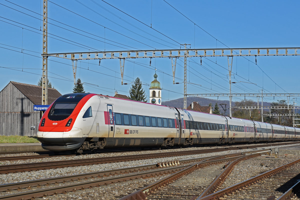 ICN 500 022  Expo 02  durchfährt den Bahnhof Rupperswil. Die Aufnahme stammt vom 24.02.2020.