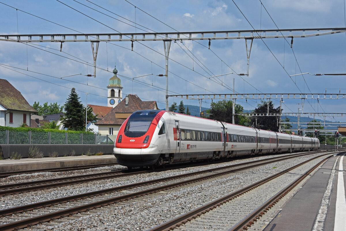 ICN 500 022  EXPO 02 , auch gewidmet für Hermann Hesse und Carl Spitteler, durchfährt den Bahnhof Rupperswil. Die Aufnahme stammt vom 17.07.2021.