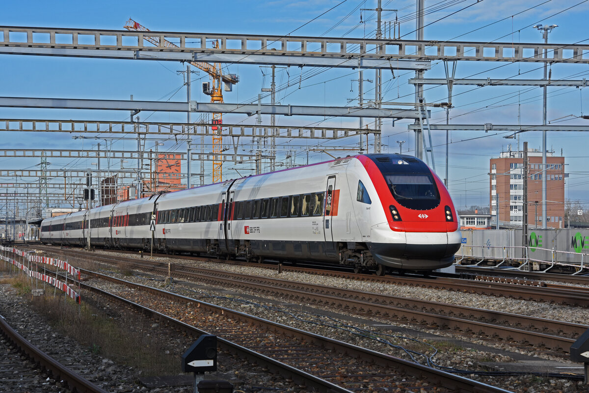 ICN 500 022  EXPO.02  durchfährt den Bahnhof Muttenz. Die Aufnahme stammt vom 22.01.2022.