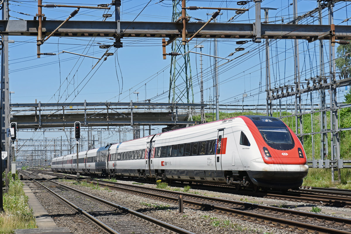 ICN 500 024  Ernest von Stockalper  durchfährt den Bahnhof Muttenz. Die Aufnahme stammt vom 20.06.2018.