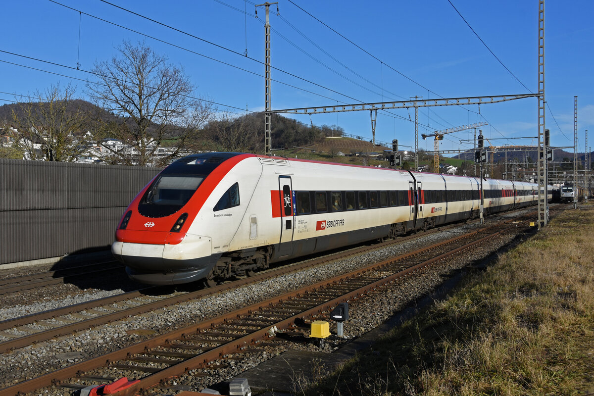 ICN 500 024  Ernest von Stockalper  durchfährt den Bahnhof Gelterkinden. Die Aufnahme stammt vom 31.12.2021.