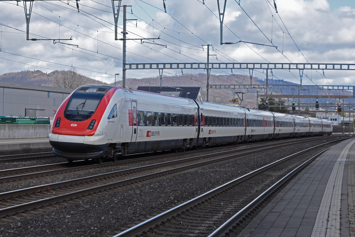 ICN 500 024  Ernest von Stockalper  durchfährt den Bahnhof Rothrist. Die Aufnahme stammt vom 07.02.2022.