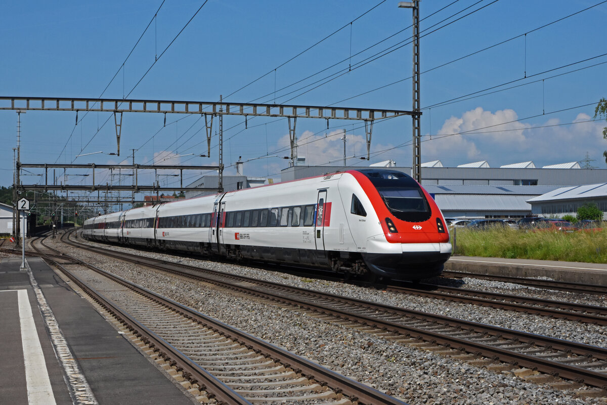 ICN 500 032  Henri Dufaux  durchfährt den Bahnhof Rupperswil. Die Aufnahme stammt vom 10.06.2021.