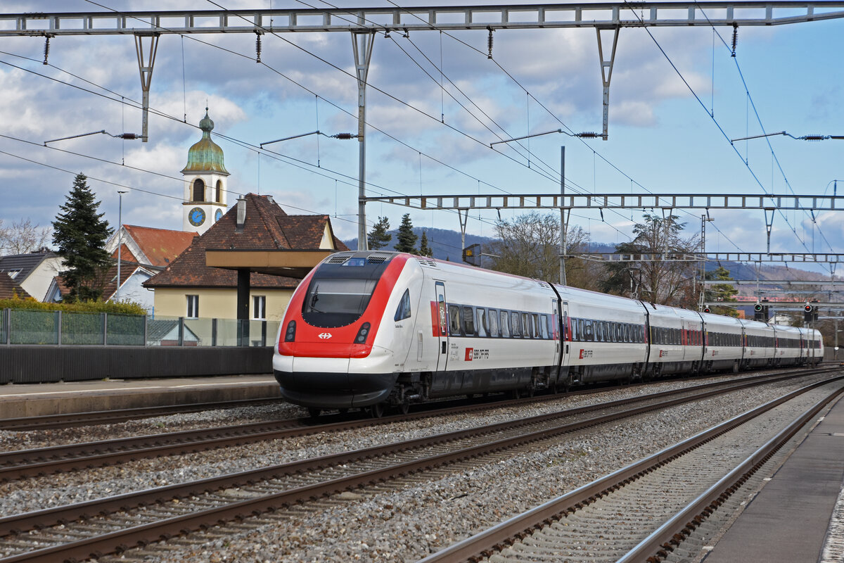 ICN 500 034  Gustav Wenk  durchfährt den Bahnhof Rupperswil. Die Aufnahme stammt vom 07.02.2022.