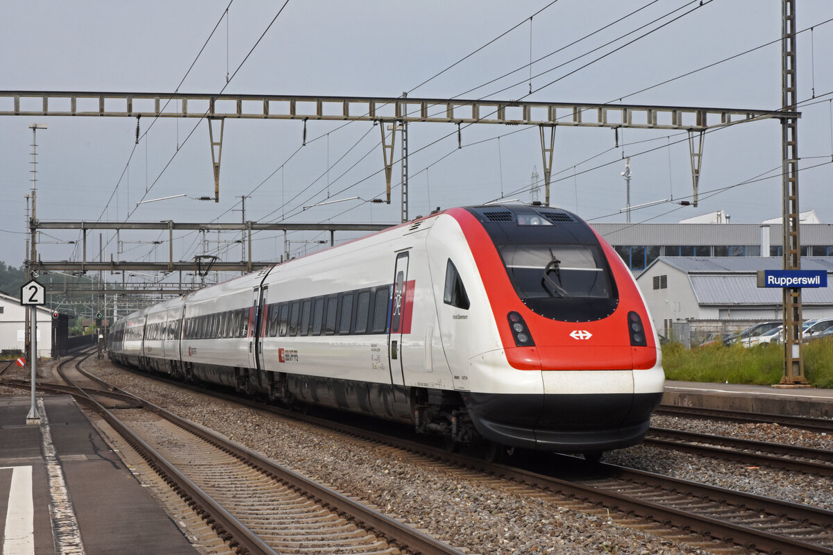 ICN 500 043  Harald Szeemann  durchfährt den Bahnhof Rupperswil. Die Aufnahme stammt vom 10.06.2021.