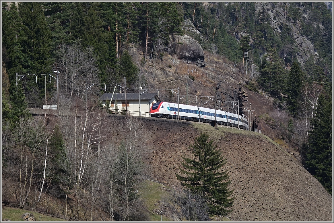 ICN 676 von Lugano nach Basel zwischen dem Strahlloch-Tunnel und der Mittleren Meinreuss Brücke bei Wassen.
(21.03.2014) 