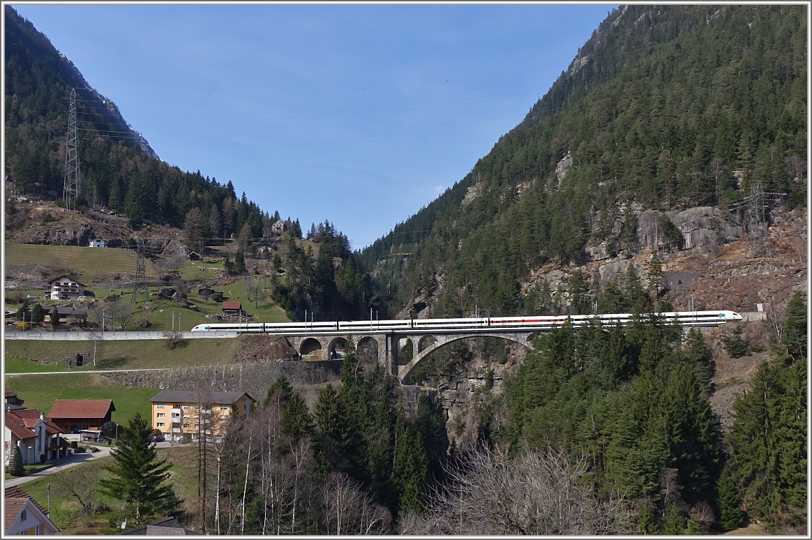 ICN 676 von Lugano nach Basel auf der Mittleren Meinreuss Brücke bei Wassen. (21.03.2014)