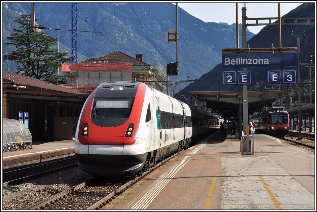 ICN 863 nach Lugano und Domino S10 nach Chiasso in Bellinzona. (03.09.2014)
