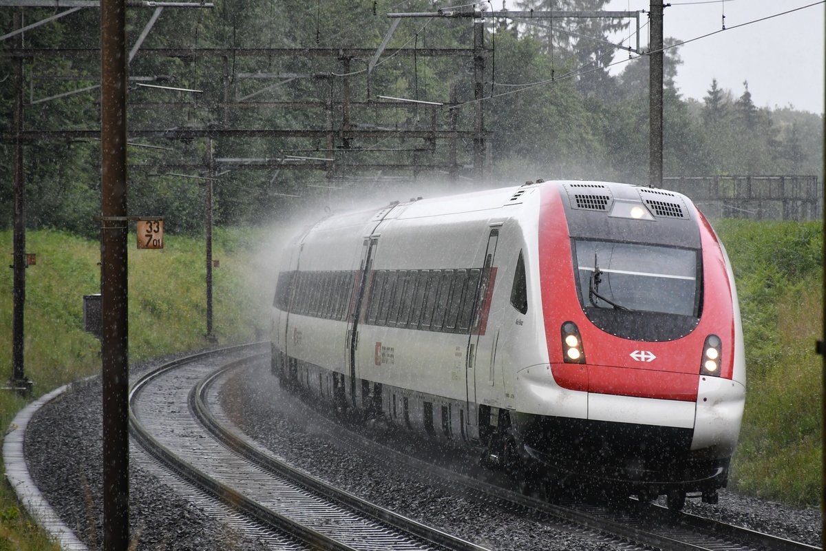 ICN  Alice Rivaz  kämpft sich am 19.06.2020 durch den sintflutartigen Regen zwischen Rupperswil und Lenzburg in Richtung Zürich.