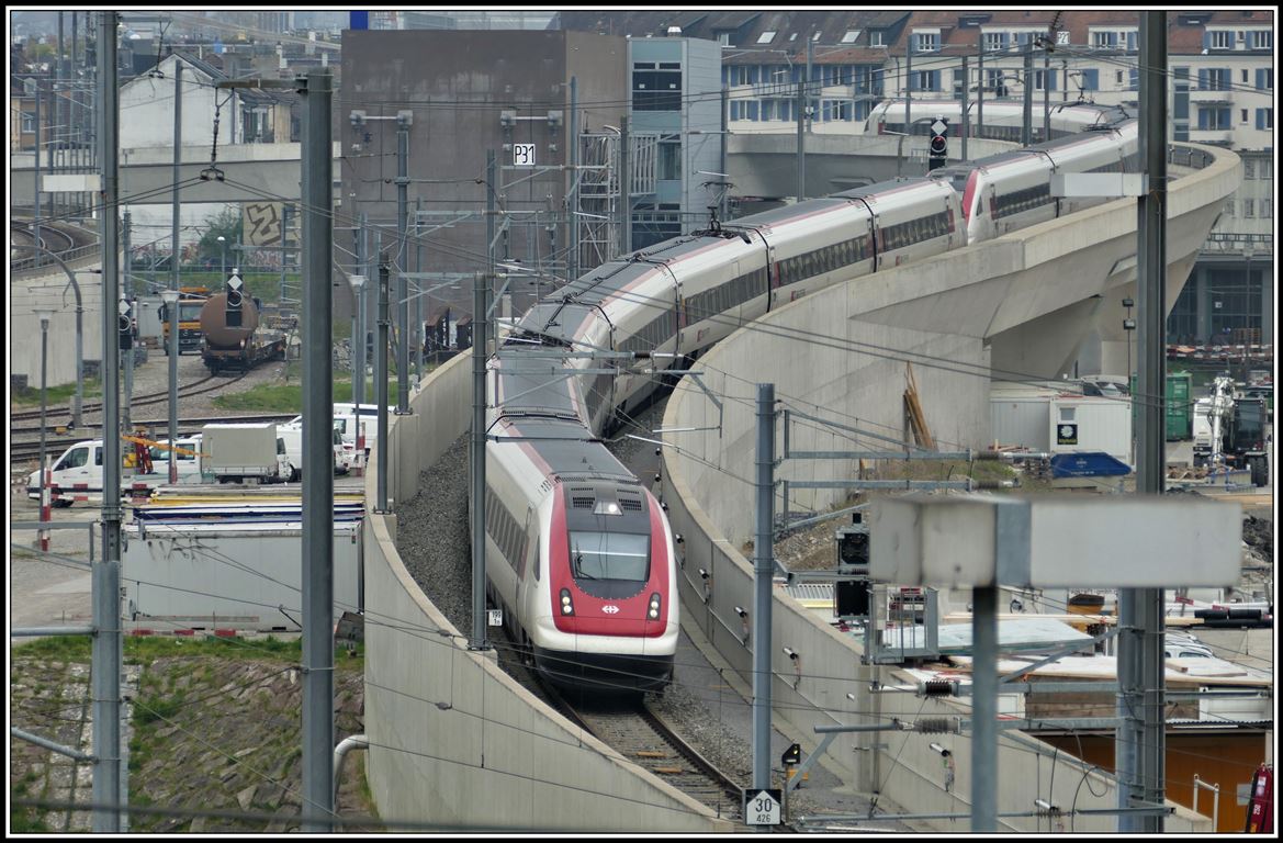 ICN im Doppelpack. IC5 1526 nach Lausanne auf der Kohlendreieckbrücke in Zürich HB. (12.04.2019)