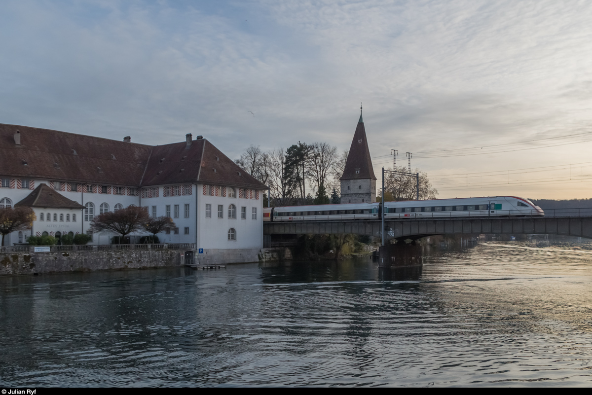 ICN Genève Aéroport - St. Gallen am 14.11.2015 auf der Aarebrücke kurz vor dem Bahnhof Solothurn.