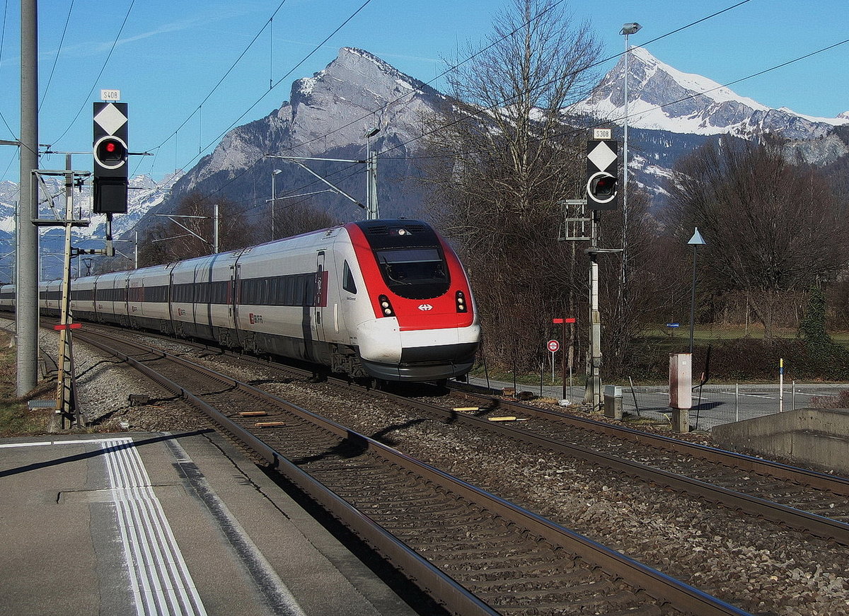 ICN nach Chur am 15.01.2020 bei Maienfeld.Im Hintergrund der  Eisenberg  Gonzen