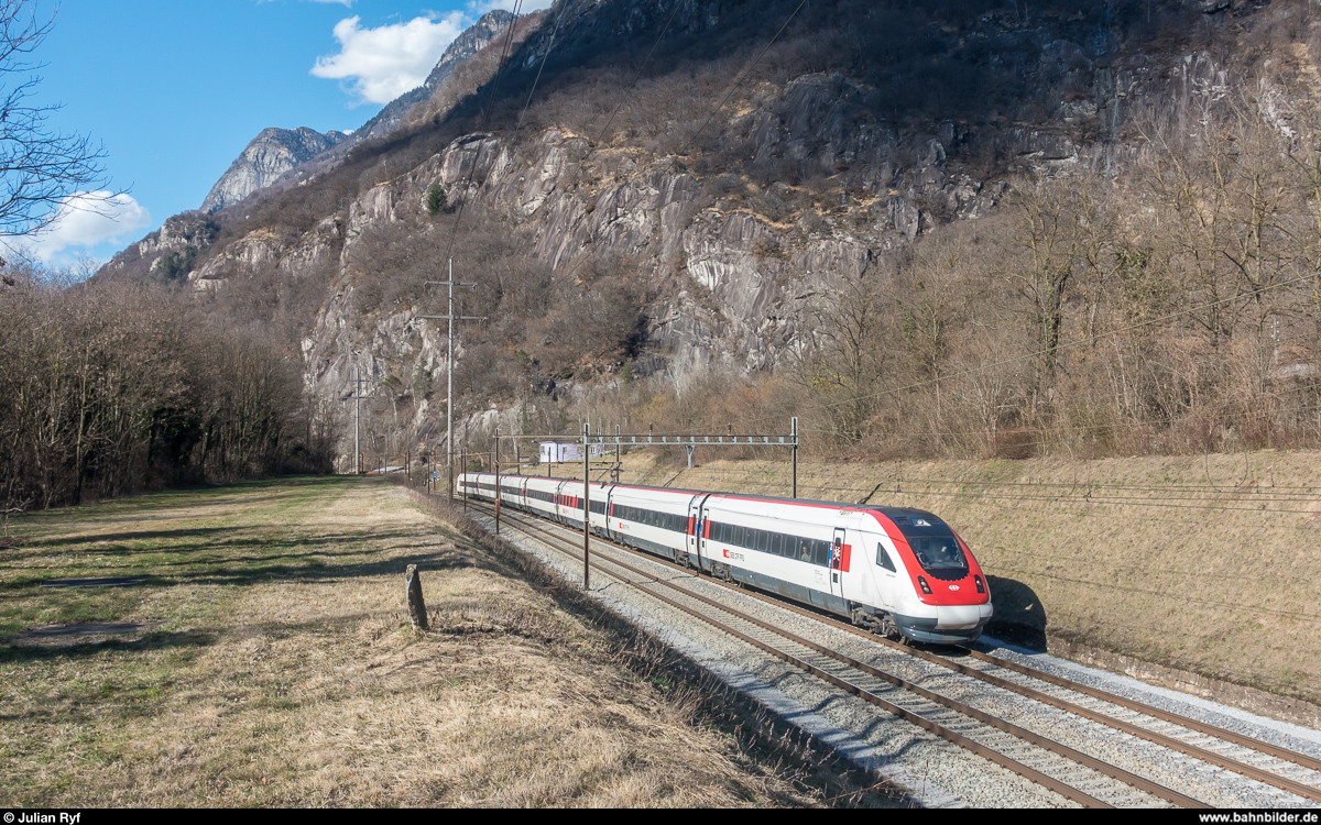 ICN RABDe 500 006  Johanna Spyri  fährt am 14. März 2018 als IC 21 675 Basel SBB - Lugano bei Claro Richtung Süden.