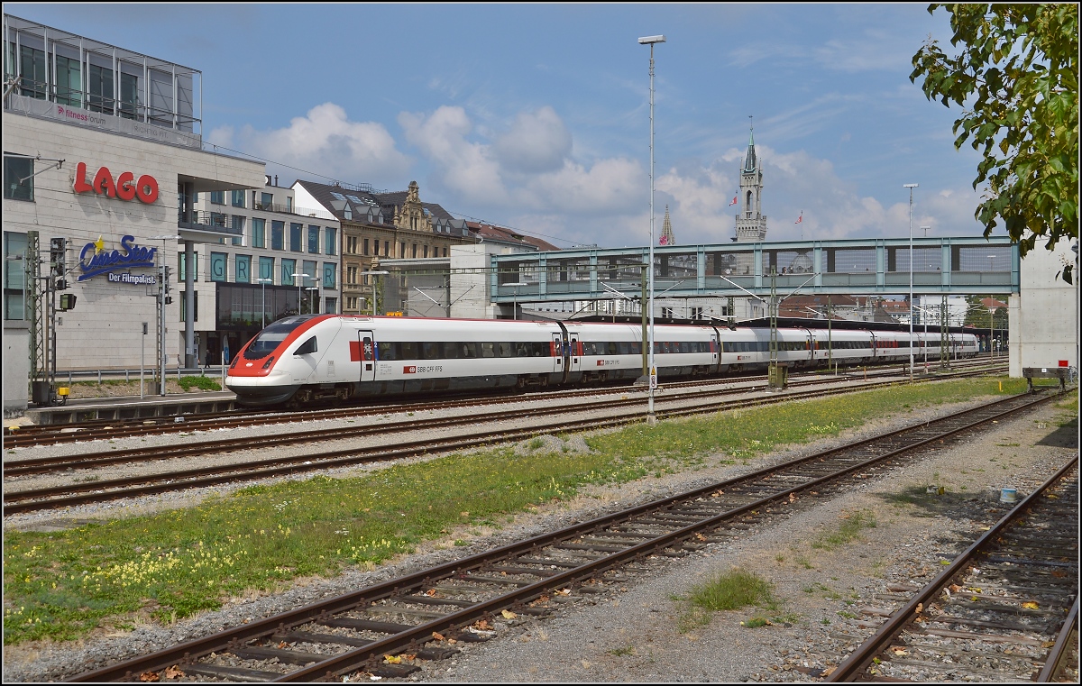 ICN RABDe 500 007-1  Albert Einstein  auf Kurzbesuch in Konstanz. Unter der Woche wird eine ICN-Garnitur nach Konstanz geschickt, während eine normale IR-Garnitur mit EW4 turnusgemäss in den Unterhalt kommt. Hier bei der Ausfahrt Richtung Zürich. September 2015.