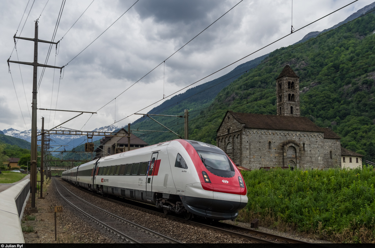 ICN RABDe 500 016  Alice Rivaz  fährt am 25. Mai 2015 in Giornico an der Kirche San Nicola vorbei in Richtung Bellinzona. Im Hintergrund das SBB Unterwerk Giornico.