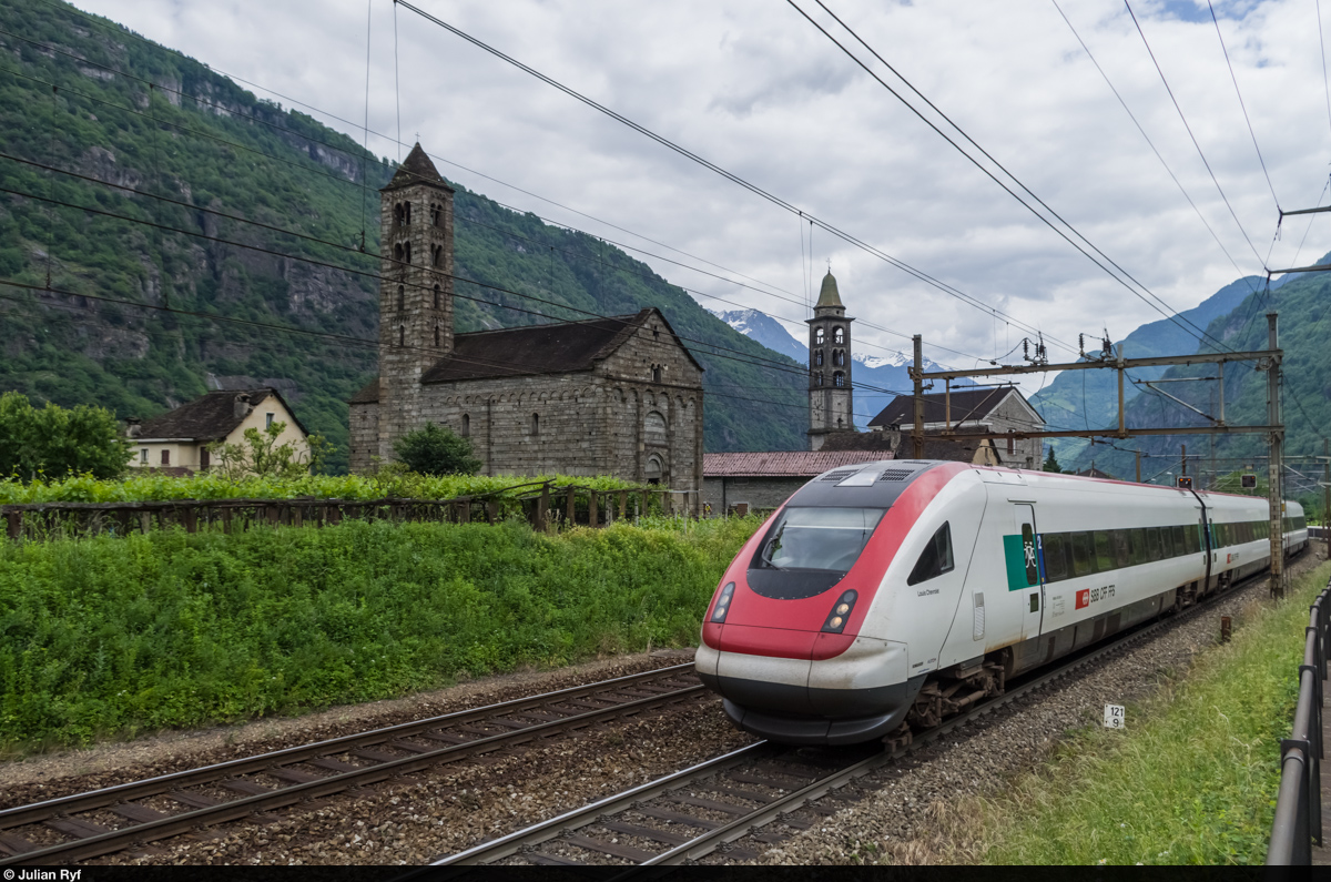ICN RABDe 500 030  Louis Chevrolet  fährt am 25. Mai 2015 in Giornico an den beiden Kirchen San Nicola und San Michele vorbei in Richtung Gotthard.