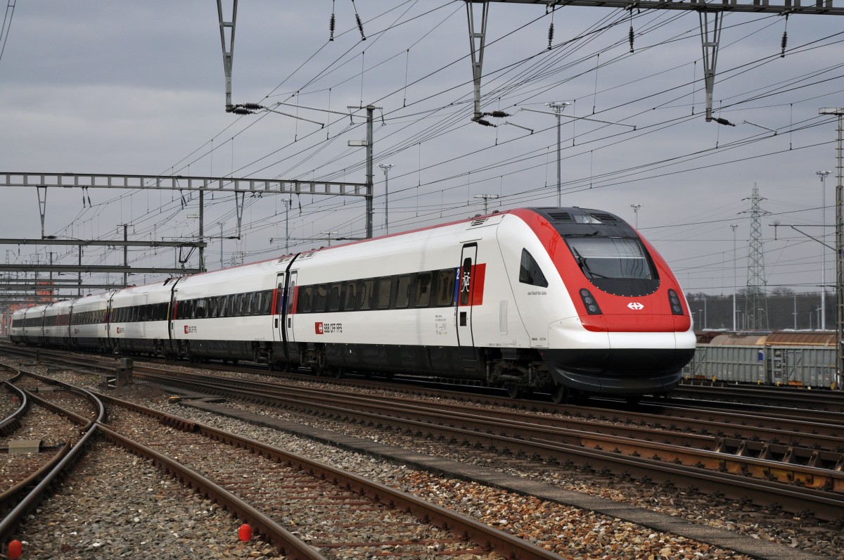 ICN RABe 500 012 Jean Rudolf von Salis beim Bahnhof Muttenz. Die Aufnahme stammt vom 13.01.2014.
