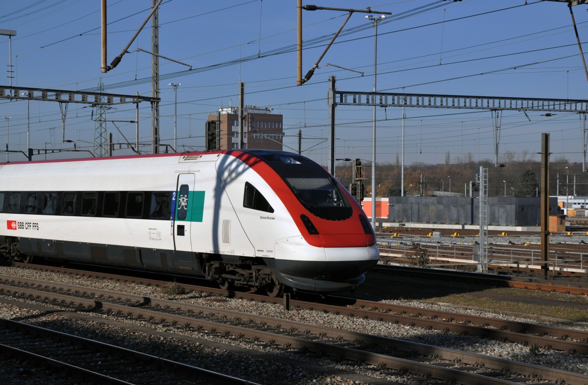 ICN RABe 500 042-7 Steivan Brunies beim Bahnhof Muttenz. Die Aufnahme stammt vom 09.12.2013.