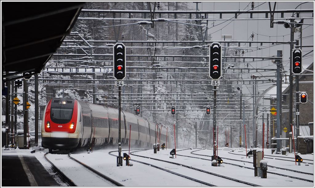 ICN337 mit ausserplanmässigem Halt in Göschenen. (13.01.2016)