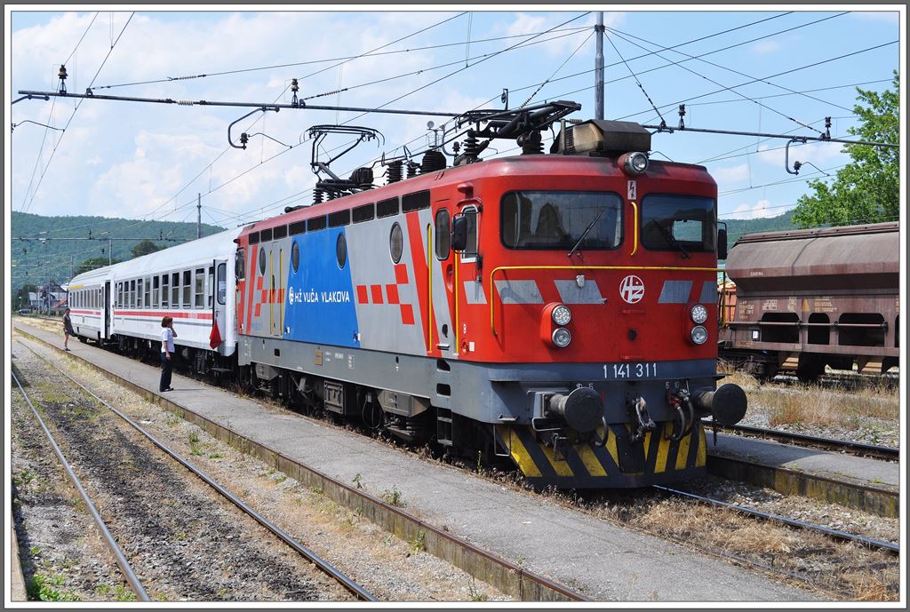 ICN520 Ersatzzug mit 1141 311 von Split nach Zagreb in Ogulin. (03.07.2013)
