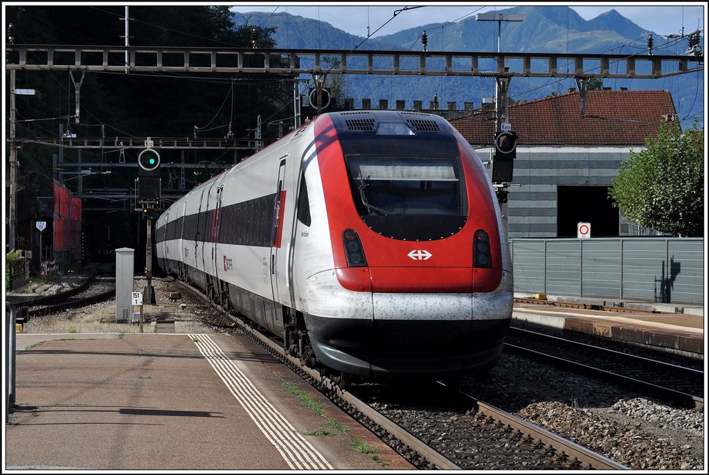 ICN863 nach Lugano verlässt Bellinzona. (03.09.2014)