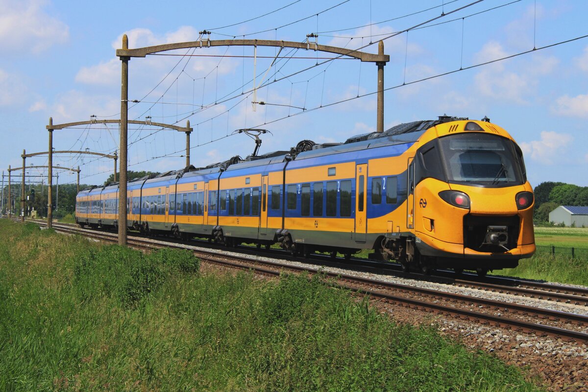 ICNG 3223 durchfahrt Hulten am 5 Juni 2024 als IC-Direct (eine der Wenige IC-Directs mit diese Triebzüge der nicht irgendwo liegengeblieben ist...).