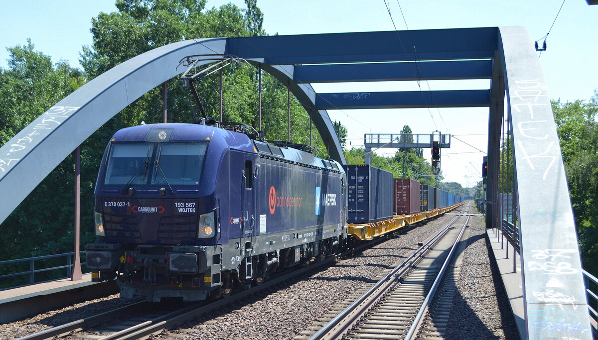 ID - Industrial Division Sp. z o.o., Wrocław [PL] mit  5370 037-1  Name: WOJTEK  [NVR-Nummer: 91 51 5370 037-1 PL-ID] und Containerzug am 03.06.22 Durchfahrt Bf. Erkner.