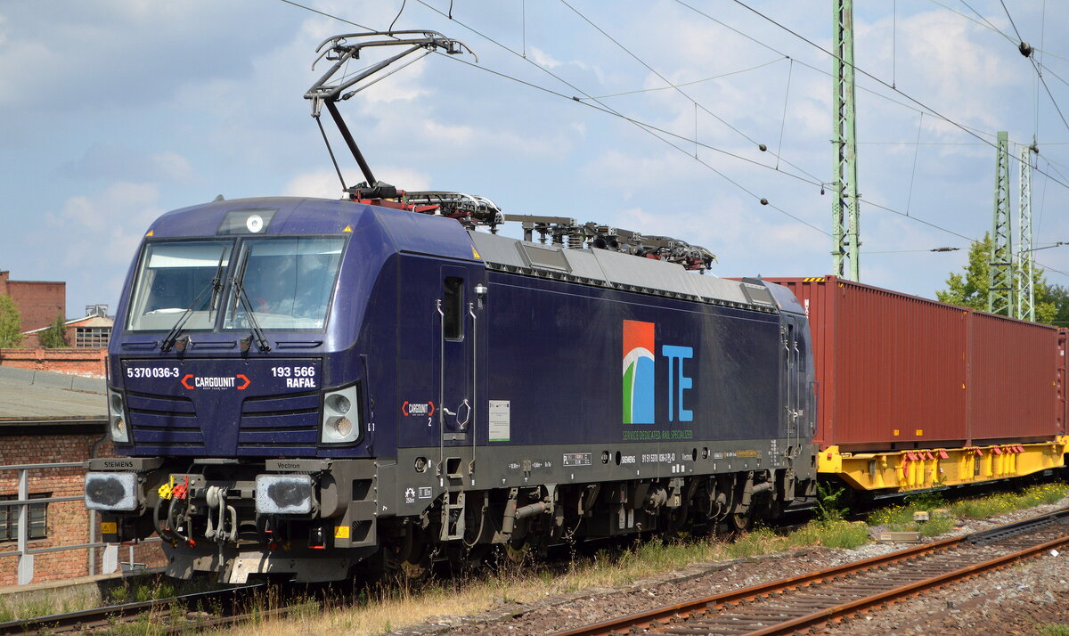 ID - Industrial Division Sp. z o.o., Wrocław [PL] mit der Vectron  5370 036-3  [Name: RAFAŁ] (NVR:  91 51 5370 036-3 PL-ID ) und einem KLV-Zug am 25.08.22 Vorbeifahrt Bahnhof Magdeburg-Neustadt.