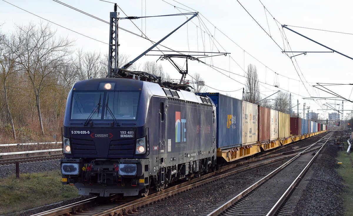 ID - Industrial Division Sp. z o.o., Wrocław [PL] mit ihrer  5 370 035-5  [Name: Sergiusz][NVR-Nummer: 91 51 5370 035-5 PL-ID] und Containerzug am 30.12.22 Durchfahrt Bahnhof Berlin Hohenschönhausen.
