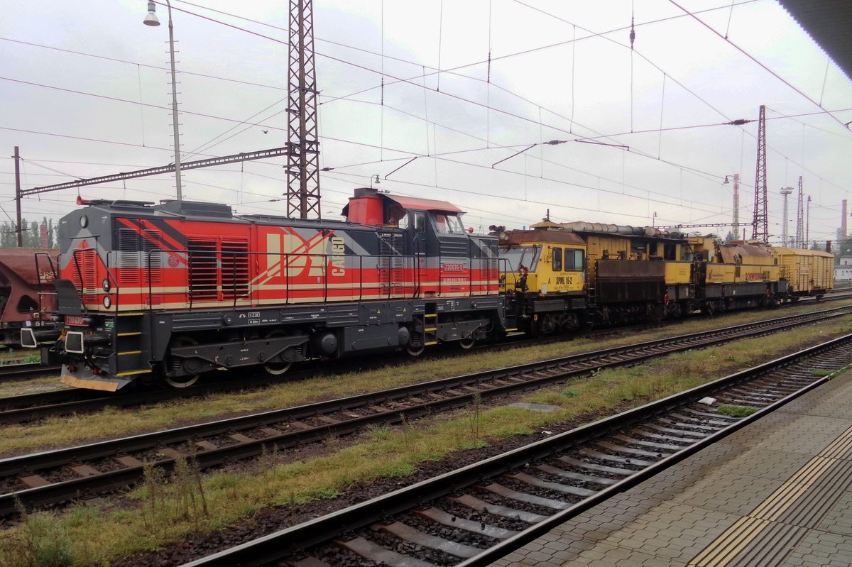 IDS 730 635 bereitet sich am 14 September 2018 in Pardubice hl.n. für die nächste Einsatz vor: nach Umlaufen wird sie den Gleisbauzug nach Kolín ziehen.