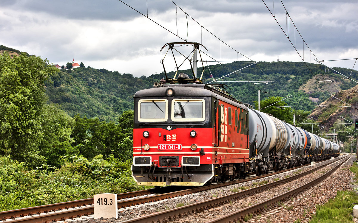 IDS Cargo 121 041-8 fährt mit einem Mineralölzug in Libochvany vorüber.Bild vom 26.6.2107