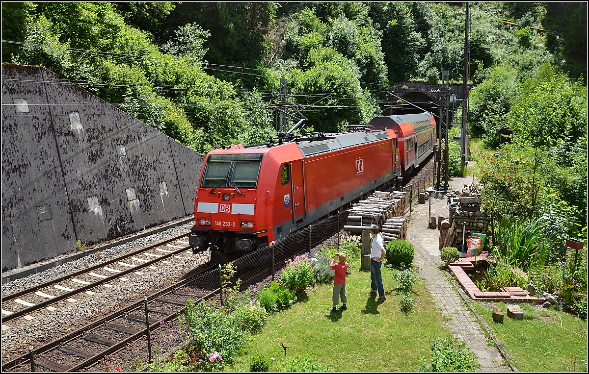 Idyll im Schwarzwald. 146 233-2 wird auch von Nachwuchsfans begeistert begutachtet. RE nach Karlsruhe kurz vor dem großen Triberger Tunnel. Juli 2011.