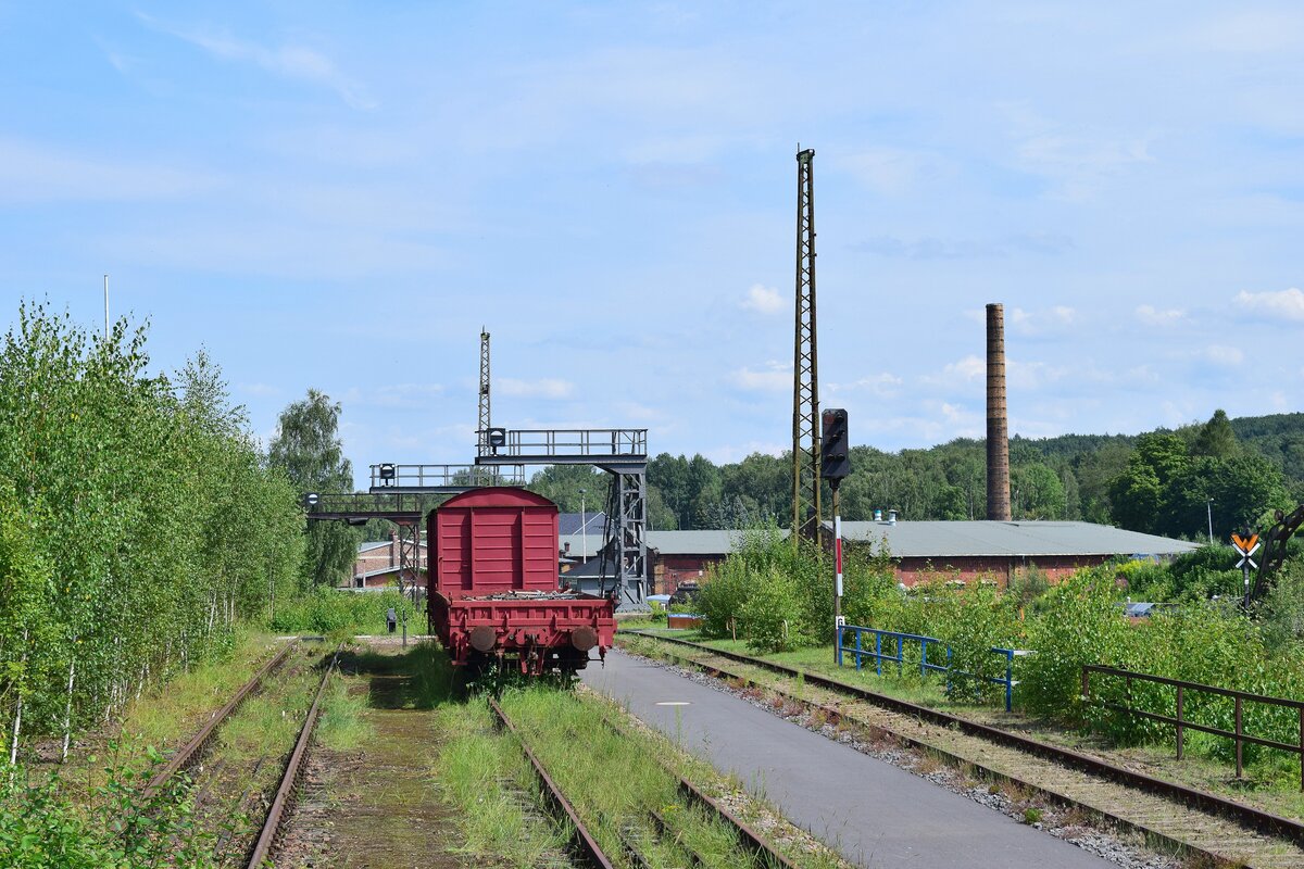 Idylle im Eisenbahnmuseum Chemnitz. In den linken und mittleren Gleis erkennt man noch die Schienen für die Nachdrückvorrichtung.

Chemnitz 12.08.2021