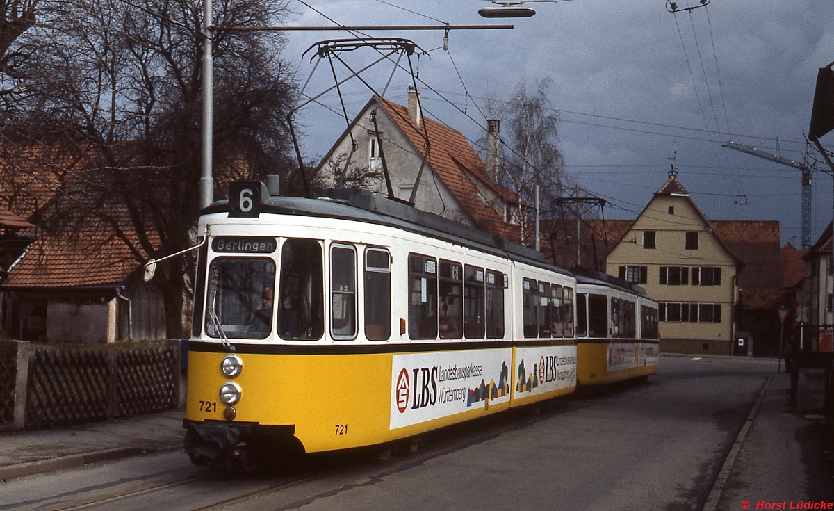 Idyllisch begann die Linie 6 in der Echterdinger Hirschstraße, am 01.03.1987 warten hier der GT4 721 und ein weiterer GT4 auf die Abfahrt nach Gerlingen. Mit der Umstellung auf Stadtbahnbetrieb am 03.11.1990 endete die Schleifenführung durch Echterdingen.