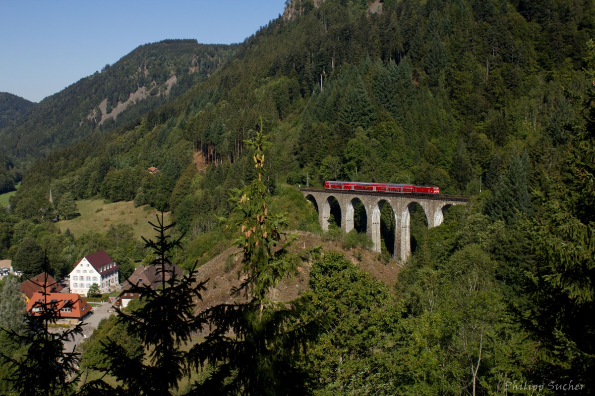 Idyllisch in Tannen eingebettet liegt das Hofgut Sternen im wildromantischen Höllental. 143 050 mit RB26926 überquert auf der Fahrt nach Freiburg gerade das Ravenna-Viadukt. Aufgenommen am 10.09.2015