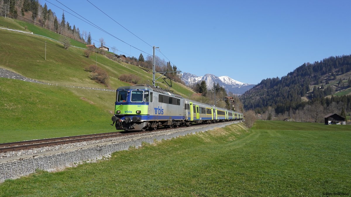 ie BLS Re 420 501 mit ihrem RE 4065 Interlaken Ost-Zweisimmen, aufgenommen kurz nach der Station Grubenwald, Grubenwald 04.04.2021