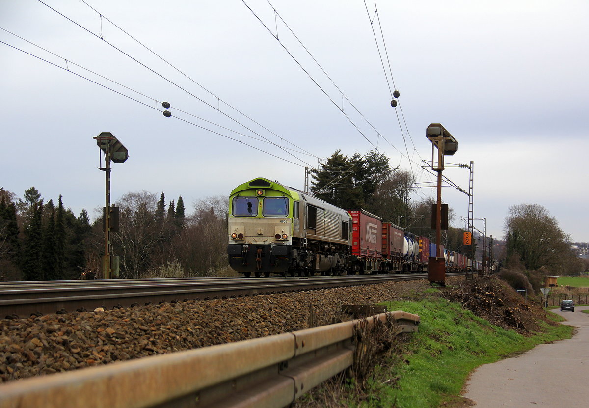 ie Class 66 6605 von Captrain fährt jetzt für Railtraxx kommt mit viel Dieselpower die Gemmenicher-Rampe hochgefahren aus Richtung Aachen-West mit einem KLV-Containerzug aus Milano-Smistamento(I) nach Antwerpen-Noord(B) und fährt in Richtung Gemmenicher-Tunnel,Botzelaer(B),Gemmenich(B),Nouvelaer(B),Moresnet(B),Moresnet-Chapelle(B),Montzen(B). Aufgenommen an der Montzenroute am Gemmenicher-Weg.
Bei Sonne und Regenwolken am Vormittag vom 6.3.2019