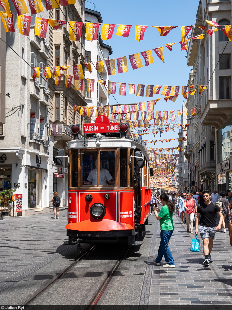 IETT Tram 47 / Beyoğlu Istanbul, 25. Juli 2023<br>
Nostalgische Tramlinie T2 Taksim - Tünel